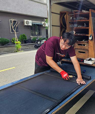 1746411032_screen window repair,replace the screen mesh5.jpg